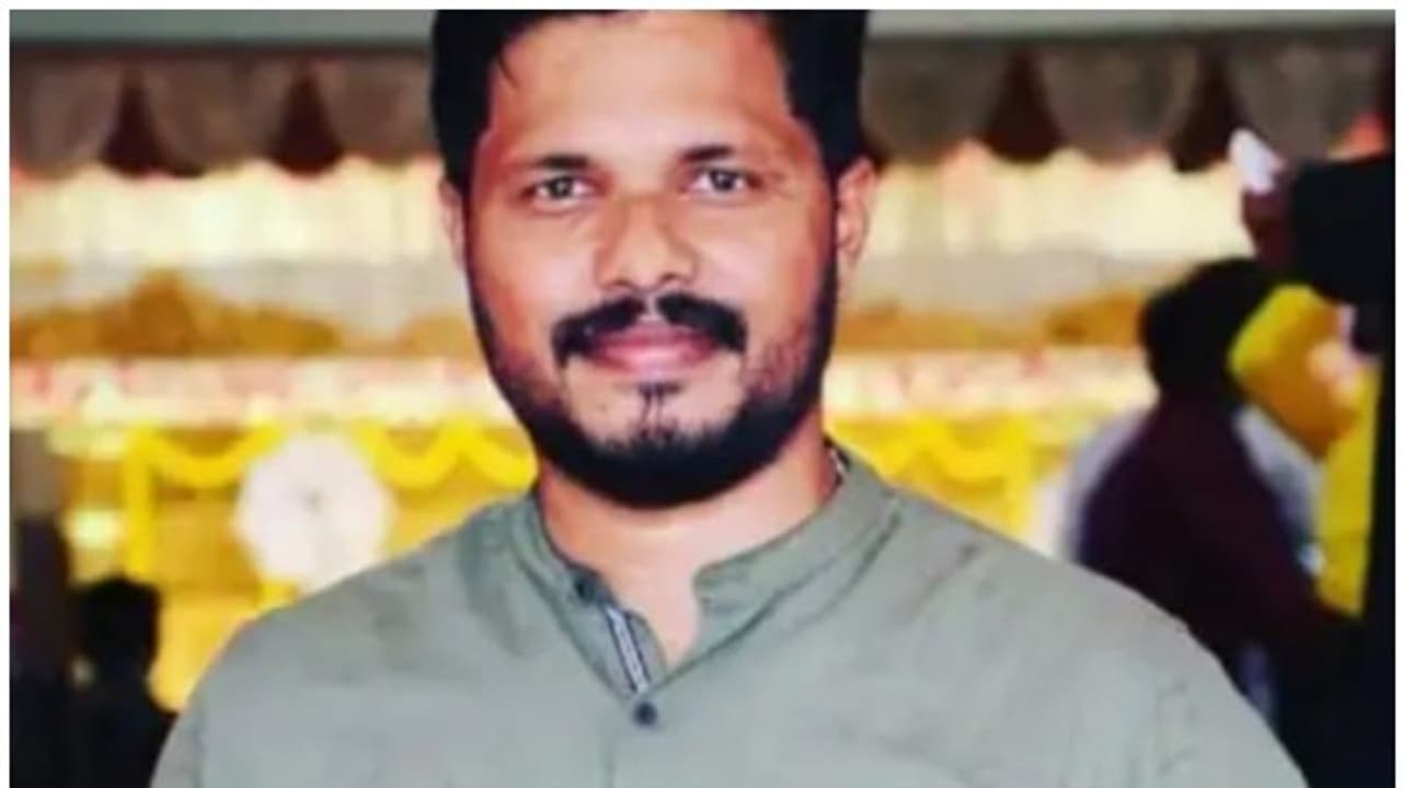 ബൈക്കിലെത്തിയ സംഘം തടഞ്ഞുനിർത്തി വെട്ടി, ബിജെപി നേതാവ് കൊല്ലപ്പെട്ടു ബൈക്കിലെത്തിയ സംഘം തടഞ്ഞുനിർത്തി വെട്ടി, ബിജെപി നേതാവ് കൊല്ലപ്പെട്ടു