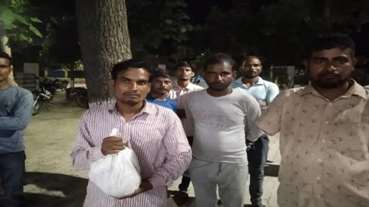 शाहजहांपुर: बुजुर्ग के अंतिम संस्कार के बाद चिता से गायब हुआ सिर, पड़ोसी के घर में तलाशी के बाद मचा हड़कंप शाहजहांपुर: बुजुर्ग के अंतिम संस्कार के बाद चिता से गायब हुआ सिर, पड़ोसी के घर में तलाशी के बाद मचा हड़कंप