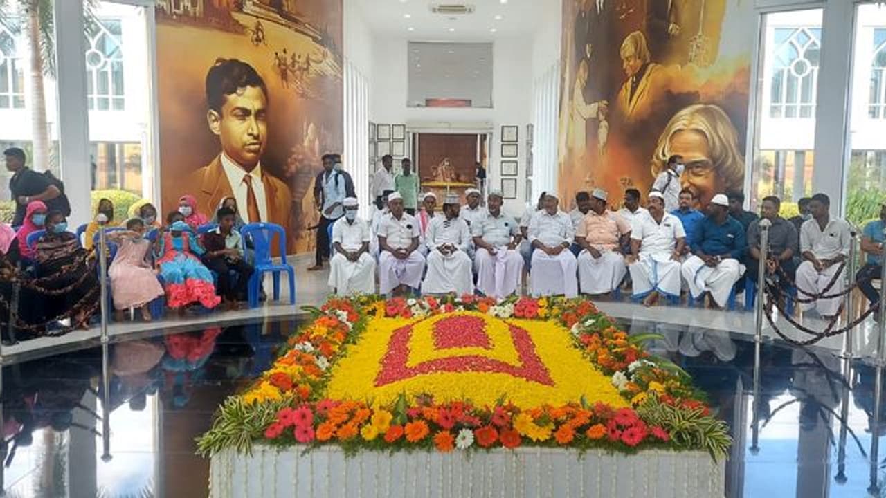 முன்னாள் குடியரசு தலைவர் அப்துல்கலாம் 7 ஆம் ஆண்டு நினைவு நாள்...! நினைவிடத்தில் உறவினர்கள் அஞ்சலி முன்னாள் குடியரசு தலைவர் அப்துல்கலாம் 7 ஆம் ஆண்டு நினைவு நாள்...! நினைவிடத்தில் உறவினர்கள் அஞ்சலி