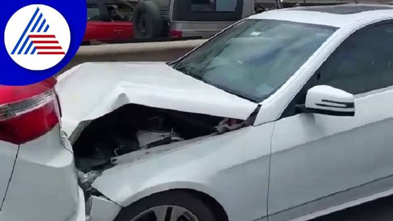 ಬೆಂಗಳೂರು: ಪೀಣ್ಯ ಫ್ಲೈಓವರ್ನಲ್ಲಿ ಸರಣಿ ಅಪಘಾತ ಬೆಂಗಳೂರು: ಪೀಣ್ಯ ಫ್ಲೈಓವರ್ನಲ್ಲಿ ಸರಣಿ ಅಪಘಾತ