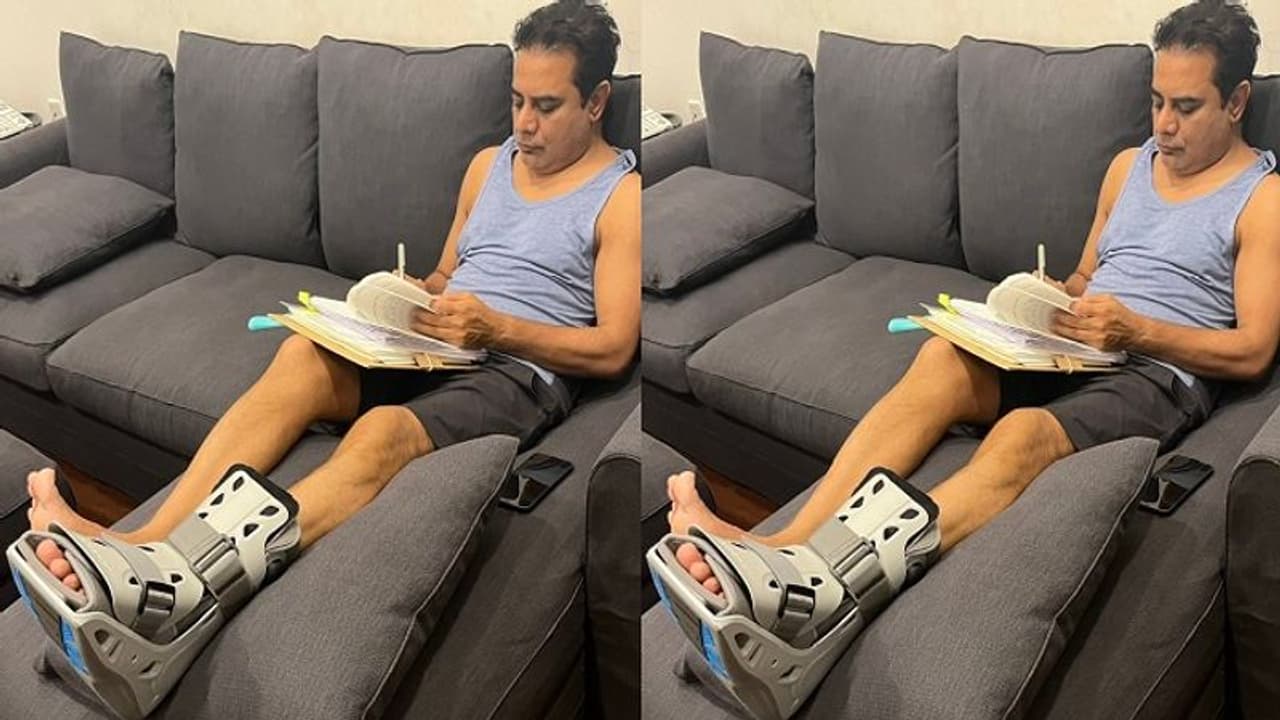 కేటీఆర్ వర్క్ ఫ్రం హోం ట్వీట్ కి.. రామారావు ఆన్ డ్యూటీ అంటూ నెటిజన్ల కామెంట్స్... కేటీఆర్ వర్క్ ఫ్రం హోం ట్వీట్ కి.. రామారావు ఆన్ డ్యూటీ అంటూ నెటిజన్ల కామెంట్స్...