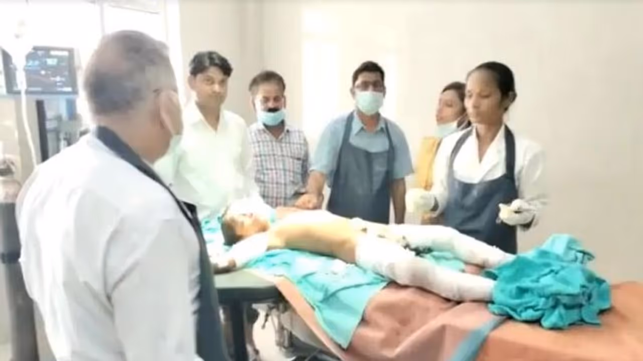 आगरा: मूकबधिर बच्ची पर 12 कुत्तों का हमला, शरीर पर 36 चोट के निशान... 24 घंटे में जिंदगी की जंग हार गई मासूम आगरा: मूकबधिर बच्ची पर 12 कुत्तों का हमला, शरीर पर 36 चोट के निशान... 24 घंटे में जिंदगी की जंग हार गई मासूम