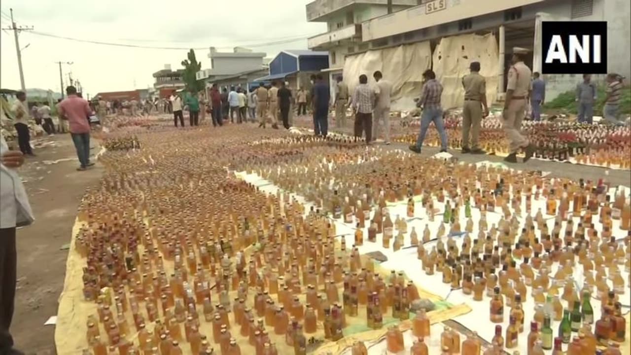 2 ಕೋಟಿ ಮೌಲ್ಯದ ಅಕ್ರಮ ಮದ್ಯದ ಬಾಟಲ್ಗಳನ್ನು ರೋಡ್ ರೋಲರ್ ಅಡಿಯಲ್ಲಿಟ್ಟು ನಾಶಪಡಿಸಿದ ಪೊಲೀಸರು..! 2 ಕೋಟಿ ಮೌಲ್ಯದ ಅಕ್ರಮ ಮದ್ಯದ ಬಾಟಲ್ಗಳನ್ನು ರೋಡ್ ರೋಲರ್ ಅಡಿಯಲ್ಲಿಟ್ಟು ನಾಶಪಡಿಸಿದ ಪೊಲೀಸರು..!