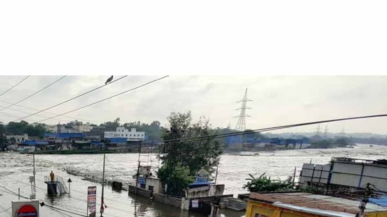 ఉస్మాన్ సాగర్, హిమాయత్ సాగర్ల గేట్ల ఎత్తివేత: మూసీ పరివాహక ప్రాంతాల్లో అలెర్ట్ ఉస్మాన్ సాగర్, హిమాయత్ సాగర్ల గేట్ల ఎత్తివేత: మూసీ పరివాహక ప్రాంతాల్లో అలెర్ట్