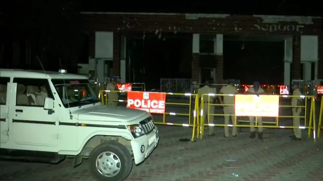 15 दिन में 4 मौतें: अब शिवकाशी में फांसी पर झूली 11वीं की छात्रा, स्कूल गर्ल्स की मौत से दहला तमिलनाडु 15 दिन में 4 मौतें: अब शिवकाशी में फांसी पर झूली 11वीं की छात्रा, स्कूल गर्ल्स की मौत से दहला तमिलनाडु