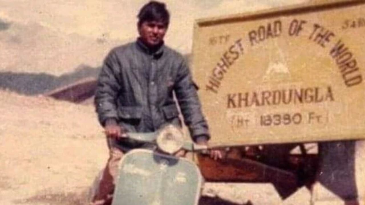 1982 के दशक में Bajaj Chetak स्कूटर से दुनिया की सबसे ऊंची सड़क पर पहुंचने की कहानी, जानिए कौन है वो शख्स 1982 के दशक में Bajaj Chetak स्कूटर से दुनिया की सबसे ऊंची सड़क पर पहुंचने की कहानी, जानिए कौन है वो शख्स