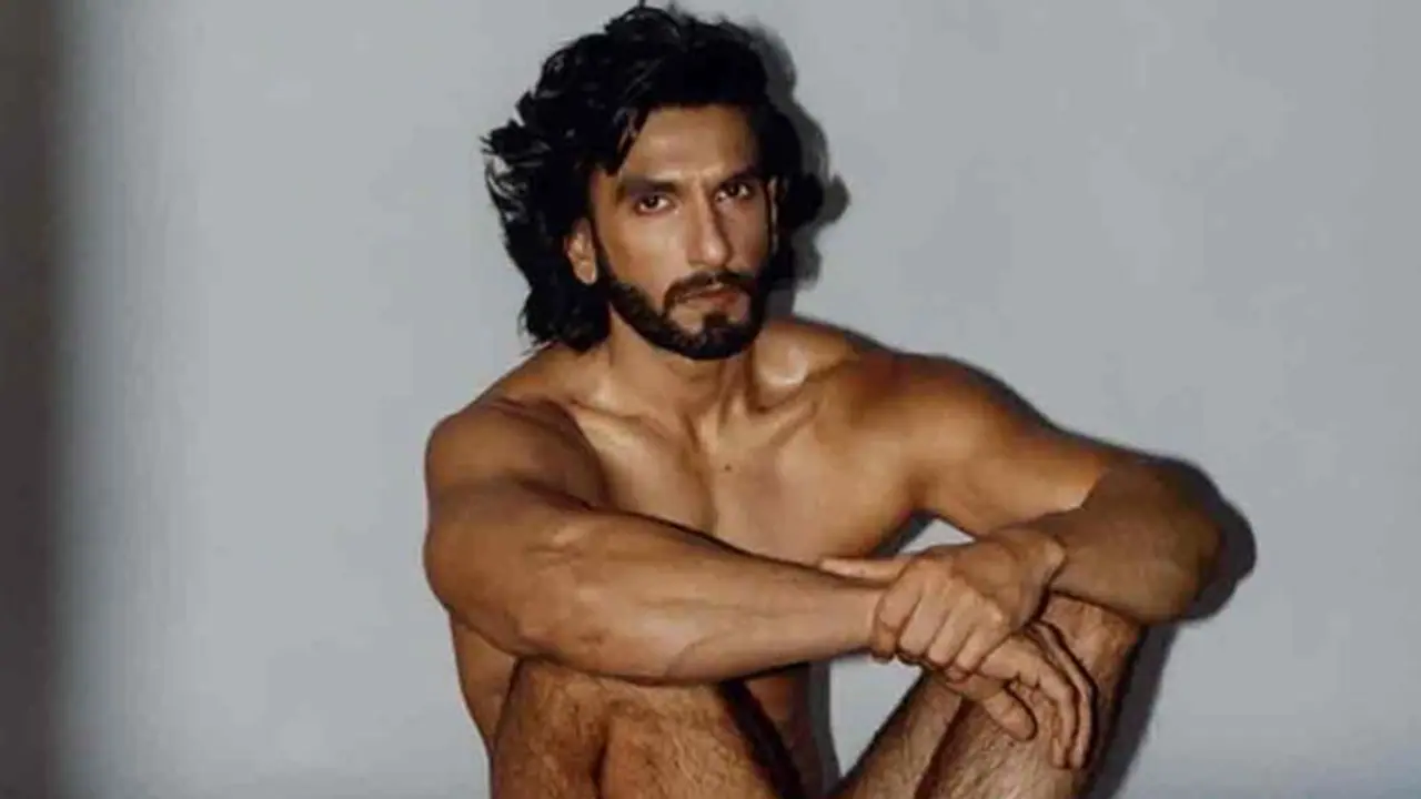 बिहार में रणवीर सिंह के खिलाफ केस दर्ज, शिकायतकर्ता ने कहा उनके इस काम से हुई महिलाओं को शर्मिंदगी बिहार में रणवीर सिंह के खिलाफ केस दर्ज, शिकायतकर्ता ने कहा उनके इस काम से हुई महिलाओं को शर्मिंदगी