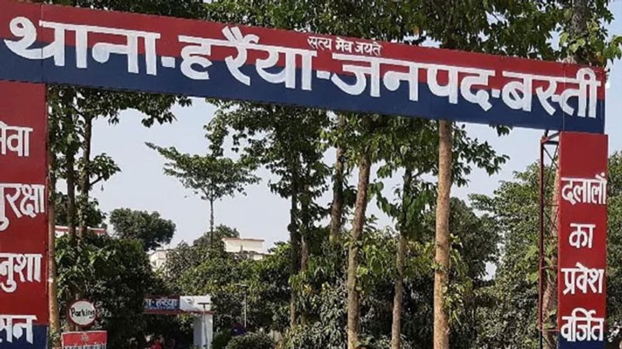 बस्ती: शौच करने गई नाबालिग लड़की के साथ हुआ दुष्कर्म, ग्रामीणों ने आरोपी को पीटने के बाद किया पुलिस के हवाले बस्ती: शौच करने गई नाबालिग लड़की के साथ हुआ दुष्कर्म, ग्रामीणों ने आरोपी को पीटने के बाद किया पुलिस के हवाले