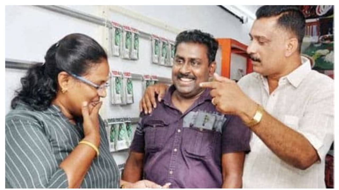 സാജന്റെ സത്യസന്ധത; സന്ധ്യമോൾ കാണുകപോലും ചെയ്യാത്ത ലോട്ടറി ടിക്കറ്റിന് ഒന്നാം സമ്മാനം സാജന്റെ സത്യസന്ധത; സന്ധ്യമോൾ കാണുകപോലും ചെയ്യാത്ത ലോട്ടറി ടിക്കറ്റിന് ഒന്നാം സമ്മാനം