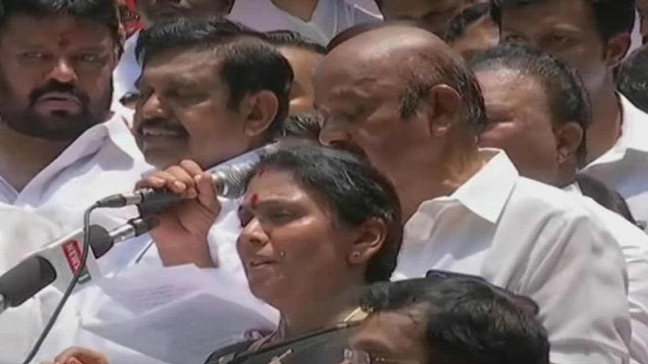 பரபரப்பு.. போராட்டத்தில் மயங்கிய எடப்பாடி பழனிசாமி.. மேடையில் நின்றுக்கொண்டிருந்த போது திடீர் மயக்கம்.. 