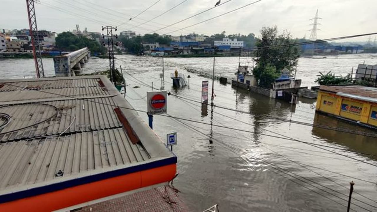 మూసీకి తగ్గిన వరద: మూసారాంబాగ్ బ్రిడ్జిపై పేరుకున్న బురద తొలగింపు మూసీకి తగ్గిన వరద: మూసారాంబాగ్ బ్రిడ్జిపై పేరుకున్న బురద తొలగింపు