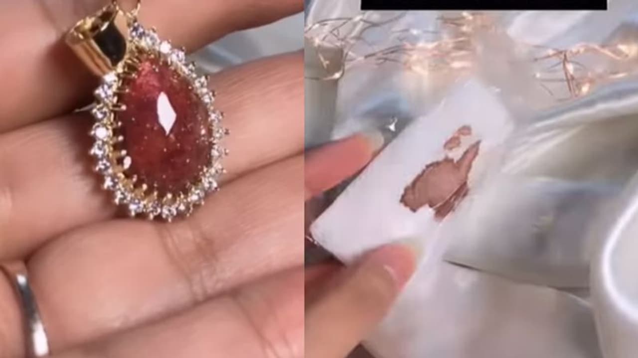 सोना चांदी नहीं आजकल महिलाएं पहन रही खून, ब्रेस्ट मिल्क और दांत के बने जेवर, देखने में लगते हैं बेहद खूबसूरत सोना चांदी नहीं आजकल महिलाएं पहन रही खून, ब्रेस्ट मिल्क और दांत के बने जेवर, देखने में लगते हैं बेहद खूबसूरत