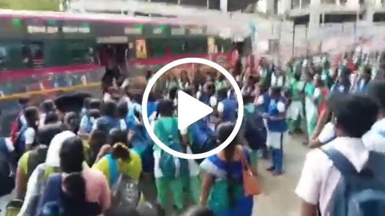 Viral Video : ரோட்டில் அடித்துக்கொண்ட பள்ளி மாணவிகள்..எதற்கு தெரியுமா? Viral Video : ரோட்டில் அடித்துக்கொண்ட பள்ளி மாணவிகள்..எதற்கு தெரியுமா?