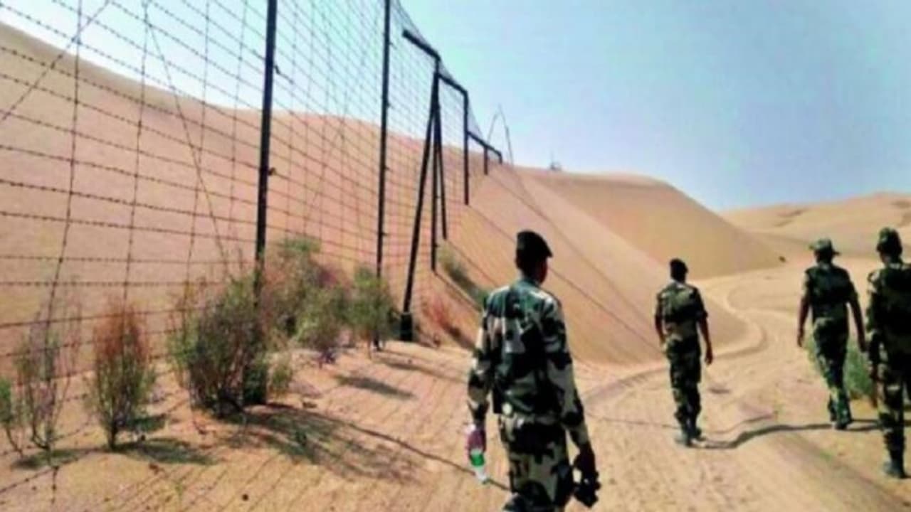 राजस्थान बॉर्डर पर पाकिस्तान की नापाक हरकत: फौजियों ने जमकर बरसाईं गोलियां, गिरा गए 5 करोड़ का खतरनाक सामान राजस्थान बॉर्डर पर पाकिस्तान की नापाक हरकत: फौजियों ने जमकर बरसाईं गोलियां, गिरा गए 5 करोड़ का खतरनाक सामान