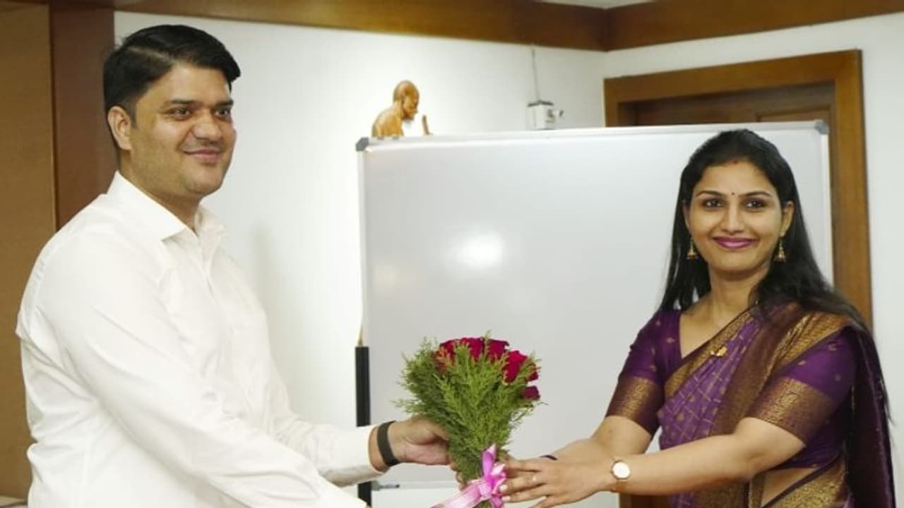 എറണാകുളം ജില്ലാ കളക്ടറായി രേണു രാജ് ചുമതലയേറ്റു, ജാഫർ മാലിക്ക് പിആർഡിയിലേക്ക് എറണാകുളം ജില്ലാ കളക്ടറായി രേണു രാജ് ചുമതലയേറ്റു, ജാഫർ മാലിക്ക് പിആർഡിയിലേക്ക്