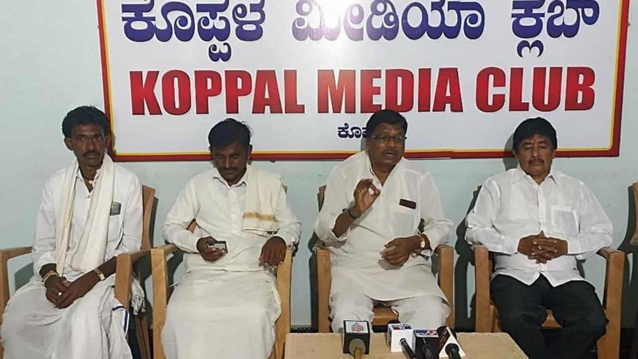 ಕೊಪ್ಪಳ: ಸಿದ್ದರಾಮೋತ್ಸವ ಅಂಗವಾಗಿ ಪಾದಯಾತ್ರೆ, ಕಾರ್ಯ್ರಮದಲ್ಲಿ 1 ಲಕ್ಷ ಕುರಿಗಾರರು ಭಾಗಿ ಕೊಪ್ಪಳ: ಸಿದ್ದರಾಮೋತ್ಸವ ಅಂಗವಾಗಿ ಪಾದಯಾತ್ರೆ, ಕಾರ್ಯ್ರಮದಲ್ಲಿ 1 ಲಕ್ಷ ಕುರಿಗಾರರು ಭಾಗಿ