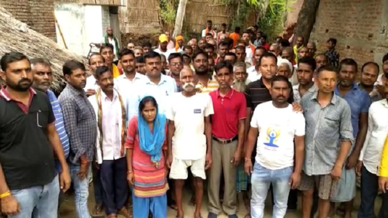 मुआवजे के 27 लाख हड़पने के लिए सुल्तानपुर में भतीजे ने चाचा को किया मृत साबित, हैरान करने वाला है पूरा मामला मुआवजे के 27 लाख हड़पने के लिए सुल्तानपुर में भतीजे ने चाचा को किया मृत साबित, हैरान करने वाला है पूरा मामला