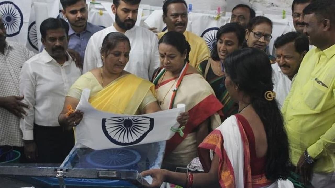 ಹುಬ್ಬಳ್ಳಿ: ಪಾಲಿಸ್ಟರ್ ಧ್ವಜದ ಚಿಂತನೆಯೇ ರಾಷ್ಟ್ರದ್ರೋಹ: ಬಿಜೆಪಿ ವಿರುದ್ಧ ಉಮಾಶ್ರೀ ಕಿಡಿ ಹುಬ್ಬಳ್ಳಿ: ಪಾಲಿಸ್ಟರ್ ಧ್ವಜದ ಚಿಂತನೆಯೇ ರಾಷ್ಟ್ರದ್ರೋಹ: ಬಿಜೆಪಿ ವಿರುದ್ಧ ಉಮಾಶ್ರೀ ಕಿಡಿ