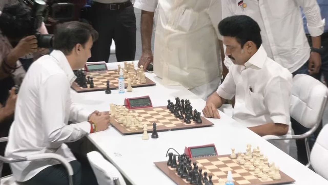 செஸ் ஒலிம்பியாட் ஏற்பாடுகள் குறித்து ஆய்வு... செஸ் விளையாடி மகிந்த மு.க.ஸ்டாலின்!!