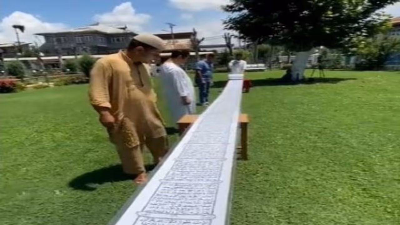 अनोखा कीर्तिमान: 27 साल के युवक ने आधे किलोमीटर लंबे कागज के रोल पर लिख दी कुरान, जानिए कहां तक की है पढ़ाई 