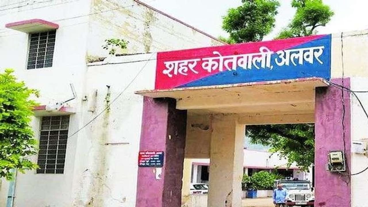 अलवर में हनुमान मंदिर के पास फेंका मांस का टुकड़ा, उपद्रव होने से ठीक पहले हुआ चौंकाने वाला खुलासा अलवर में हनुमान मंदिर के पास फेंका मांस का टुकड़ा, उपद्रव होने से ठीक पहले हुआ चौंकाने वाला खुलासा