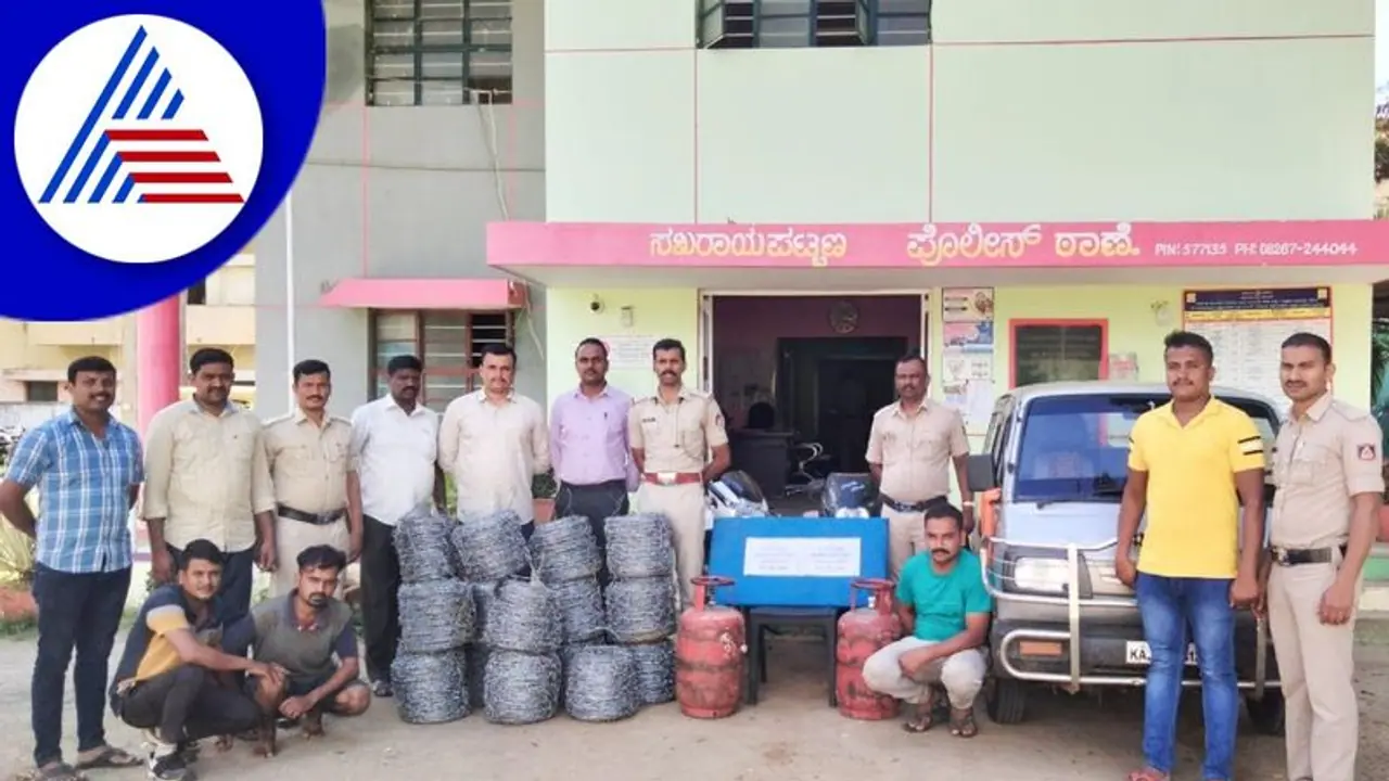 Chikkamagaluru: ಅರಣ್ಯ ಇಲಾಖೆಯ ಕ್ಯಾಂಪ್ನಲ್ಲಿ ಕಳ್ಳತನ ಮಾಡಿದ್ದ ಖದೀಮರ ಬಂಧನ Chikkamagaluru: ಅರಣ್ಯ ಇಲಾಖೆಯ ಕ್ಯಾಂಪ್ನಲ್ಲಿ ಕಳ್ಳತನ ಮಾಡಿದ್ದ ಖದೀಮರ ಬಂಧನ