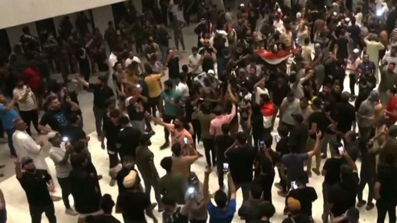 ഇറാഖ് പാര്ലമെന്റ് കയ്യേറി ജനം: തടയാതെ സേന, വിവിധ നഗരങ്ങളില് ജനം തെരുവില് ഇറാഖ് പാര്ലമെന്റ് കയ്യേറി ജനം: തടയാതെ സേന, വിവിധ നഗരങ്ങളില് ജനം തെരുവില്