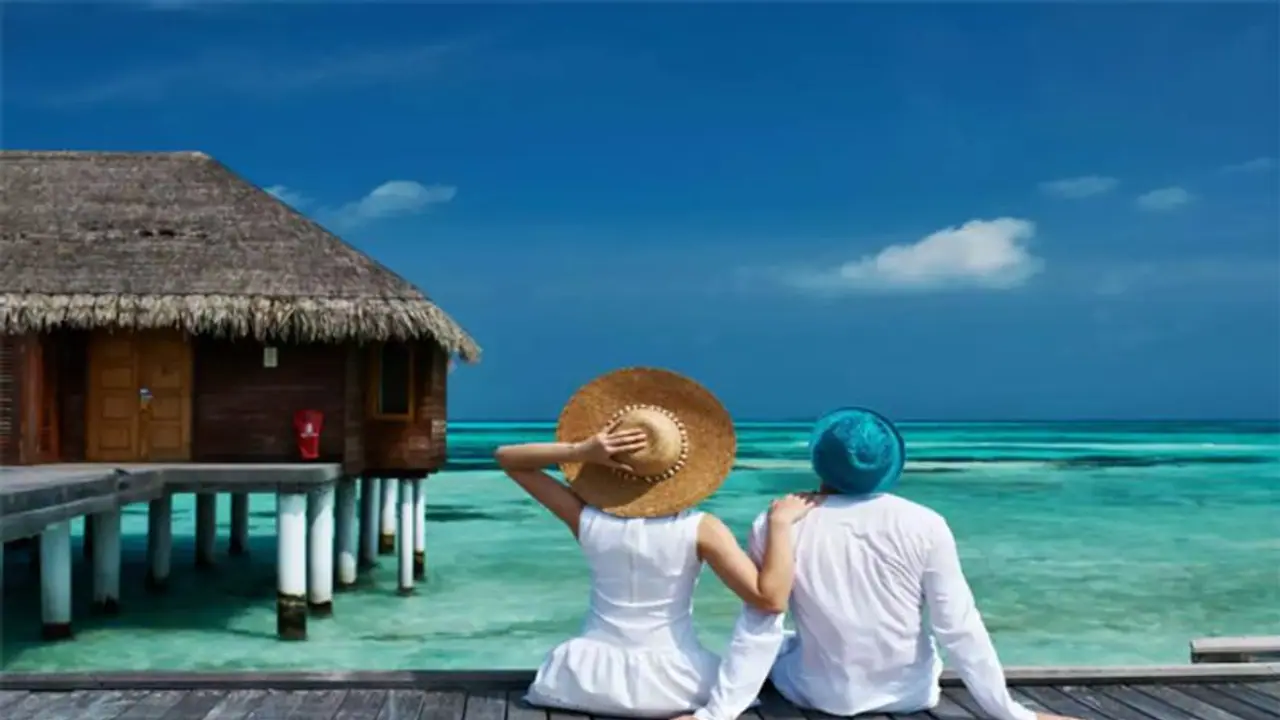 पत्नी से छुपकर गर्लफ्रेंड से मिलने मालदीव पहुंचा पति लेकिन कर दी इतनी बड़ी गलती कि पुलिस ने कर लिया गिरफ्तार पत्नी से छुपकर गर्लफ्रेंड से मिलने मालदीव पहुंचा पति लेकिन कर दी इतनी बड़ी गलती कि पुलिस ने कर लिया गिरफ्तार