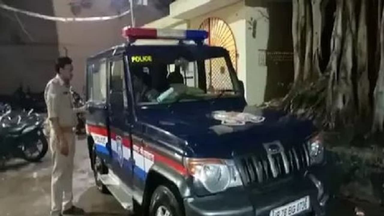 दो गुटो में जोरदार झड़प के बाद बमबारी, कानपुर पुलिस ने विवाद को लेकर लिया बड़ा एक्शन दो गुटो में जोरदार झड़प के बाद बमबारी, कानपुर पुलिस ने विवाद को लेकर लिया बड़ा एक्शन