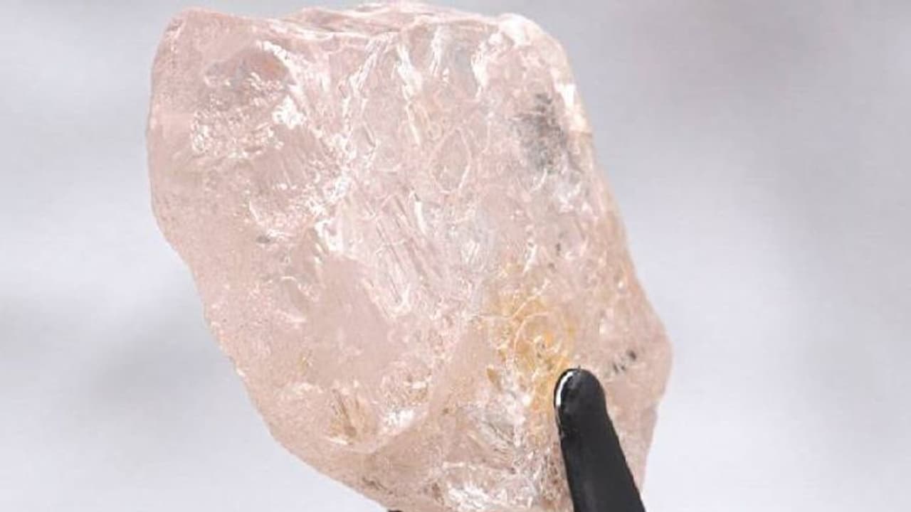 34 ഗ്രാം ഭാരമുള്ള അപൂർവ പിങ്ക് ഡയമണ്ട്, 300 വർഷത്തിനിടയിൽ കണ്ടെത്തിയതിൽ വച്ച് ഏറ്റവും വലുത് 34 ഗ്രാം ഭാരമുള്ള അപൂർവ പിങ്ക് ഡയമണ്ട്, 300 വർഷത്തിനിടയിൽ കണ്ടെത്തിയതിൽ വച്ച് ഏറ്റവും വലുത്