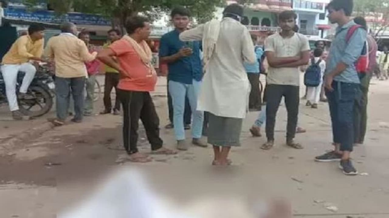 चित्रकूट: बस में मुर्दा कर रहा था सफर, टिकट के पैसे मांगने पर कंडक्टर के उड़े होश चित्रकूट: बस में मुर्दा कर रहा था सफर, टिकट के पैसे मांगने पर कंडक्टर के उड़े होश