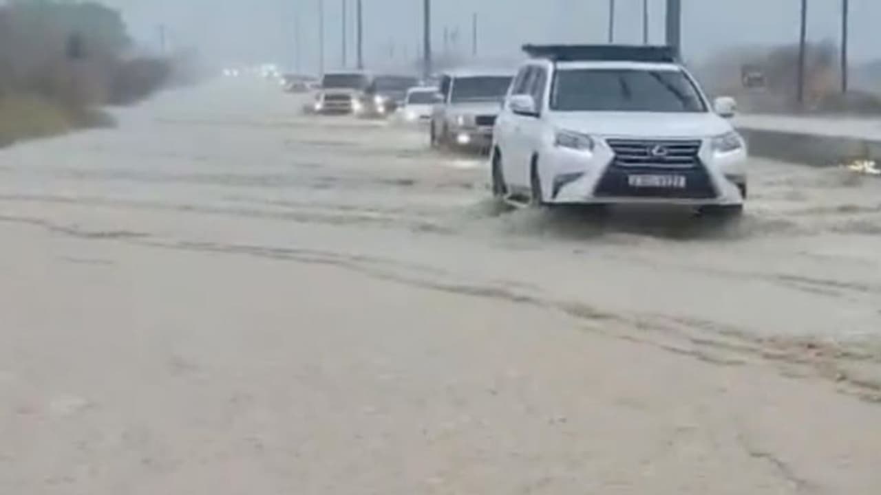 യുഎഇയിലെ കനത്ത മഴ; വീട്ടിലിരുന്ന് ജോലി ചെയ്യാന്‍ അനുമതി നല്‍കി അധികൃതര്‍