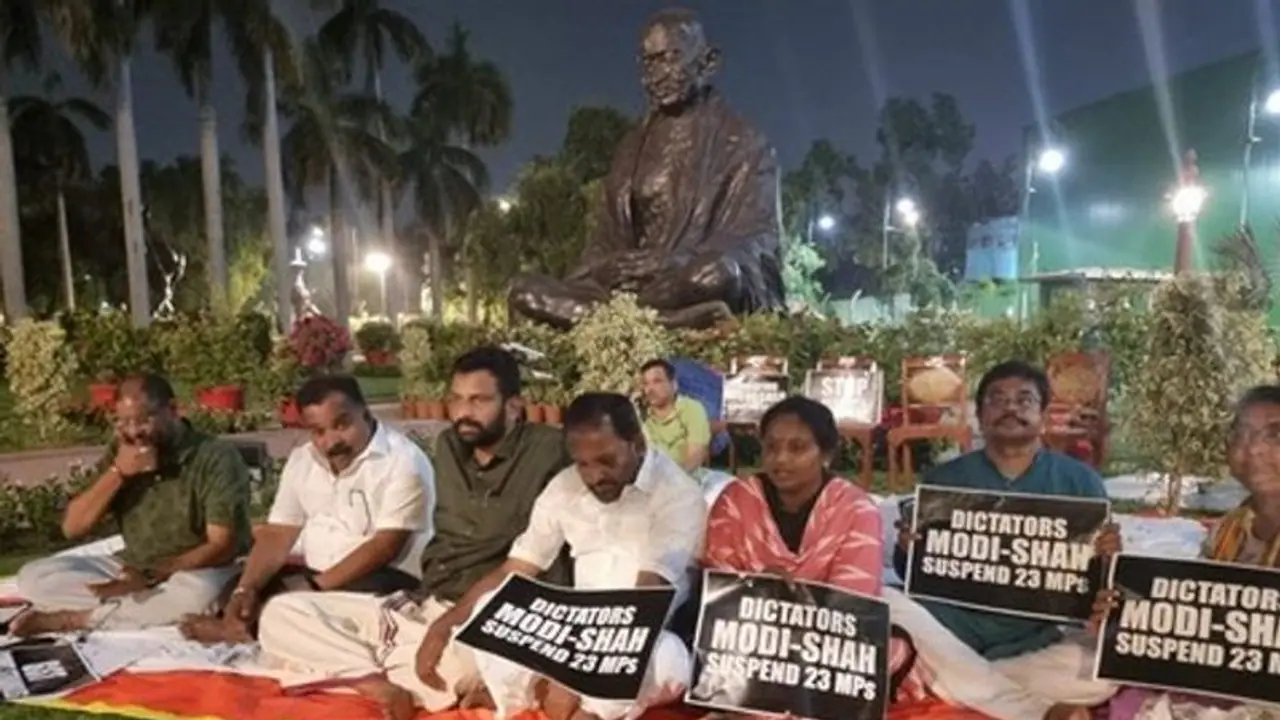 সাসপেন্ড সাংসদদের ৫০ ঘণ্টার লম্বা প্রতিবাদ কর্মসূচি, তন্দুরি চিকেন থেকে দই ভাত খাওয়ার অঢেল আয়োজন সাসপেন্ড সাংসদদের ৫০ ঘণ্টার লম্বা প্রতিবাদ কর্মসূচি, তন্দুরি চিকেন থেকে দই ভাত খাওয়ার অঢেল আয়োজন