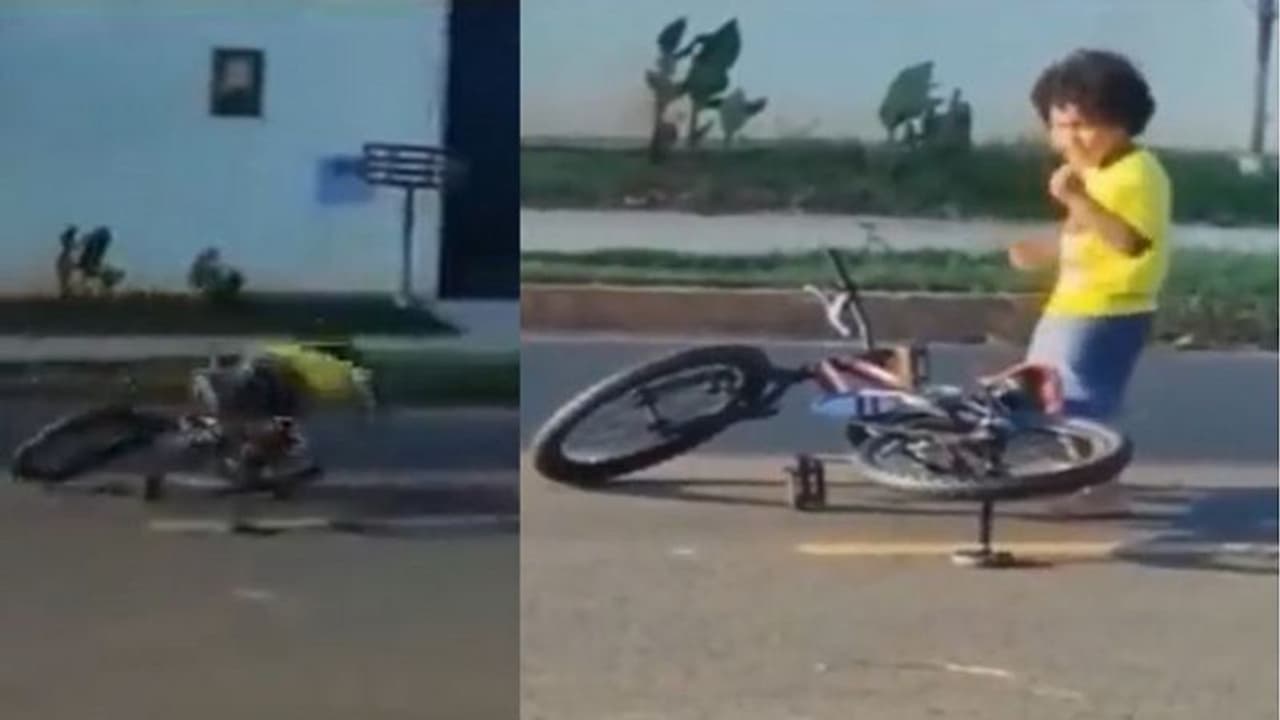 సైకిల్ మీదినుంచి కిందపడ్డ బుడ్డోడు చేసిన పనికి.. నెటిజన్లు ఫిదా.. రాక్ స్టార్ అంటూ ప్రశంసలు.. సైకిల్ మీదినుంచి కిందపడ్డ బుడ్డోడు చేసిన పనికి.. నెటిజన్లు ఫిదా.. రాక్ స్టార్ అంటూ ప్రశంసలు..