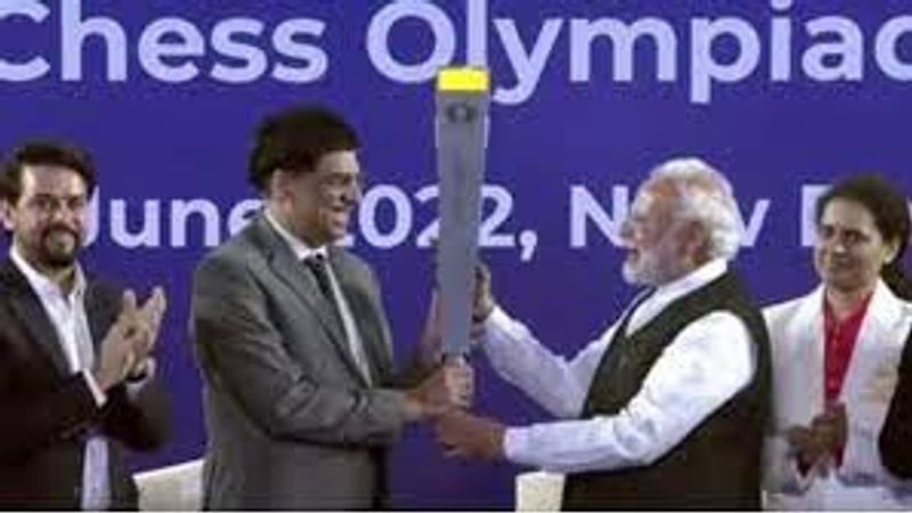 பரபரப்பு !! பிரதமர் மோடி பங்கேற்கவிருந்த தொடக்கவிழாவில் 4 பேருக்கு கொரோனா..