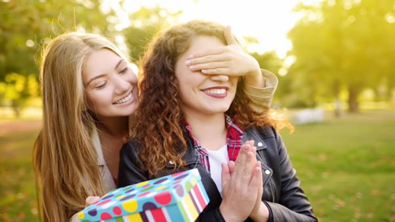 Friendship day 2023 : அட கணவன் மனைவிக்கு மட்டுமா? நண்பனுக்கும் இப்படி கொடுங்க; இன்னைக்கு என்ன நாள் தெரியுமா? Friendship day 2023 : அட கணவன் மனைவிக்கு மட்டுமா? நண்பனுக்கும் இப்படி கொடுங்க; இன்னைக்கு என்ன நாள் தெரியுமா?