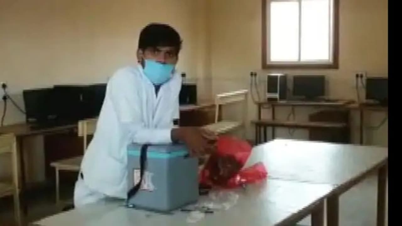 MP के सागर में बड़ी लापरवाहीः 1 सिरिंज से 40 बच्चों को लगा दी वैक्सीन, छात्र बोला मुझे तो एक ही दिया था