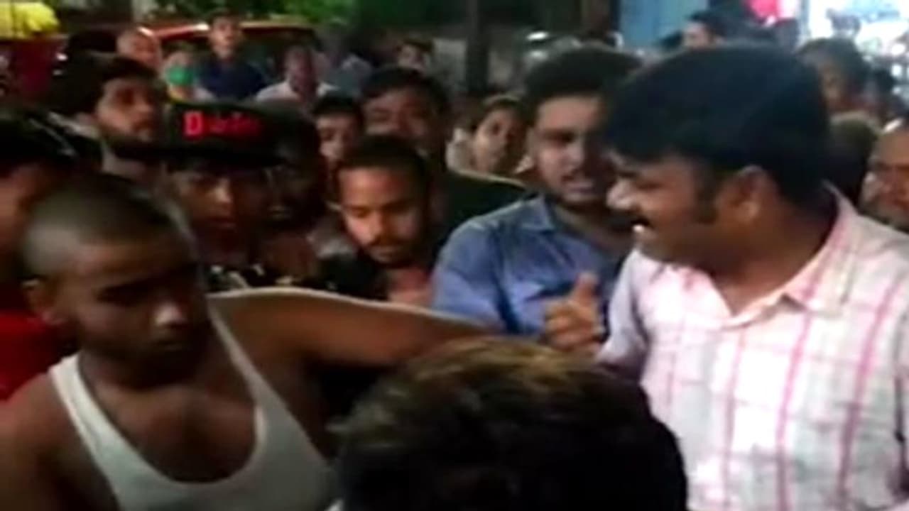 ऐसा क्या हुआ कि कांस्टेबल पिता ने बीच बाजार ही की बेटे की पिटाई, जानिए मामले की हैरान करने वाली सच्चाईं