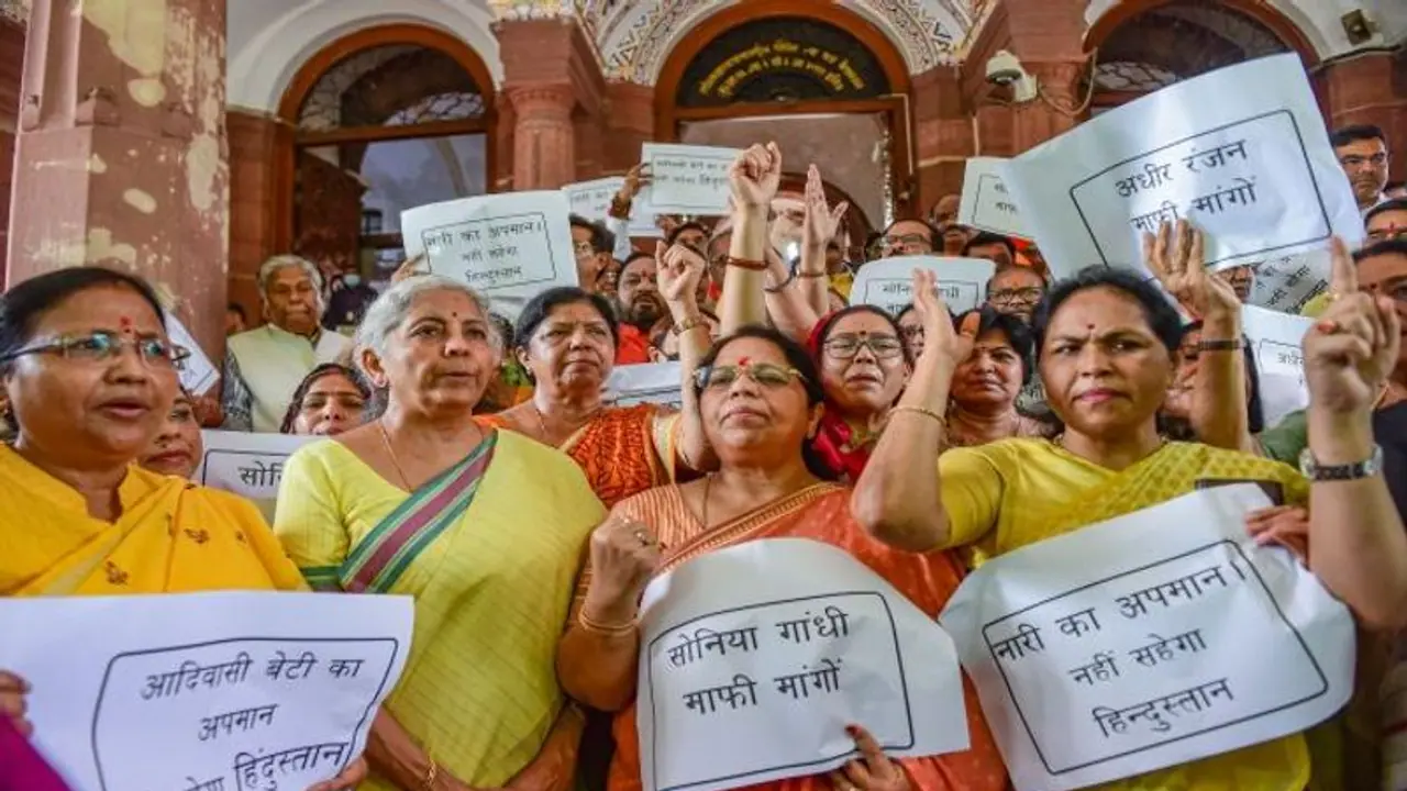 ದ್ರೌಪದಿ ಮುರ್ಮುರನ್ನು ರಾಷ್ಟ್ರಪತ್ನಿ ಎಂದ ಕಾಂಗ್ರೆಸ್‌ ನಾಯಕ: ಸಂಸತ್‌ನಲ್ಲಿ ಬಿಜೆಪಿ ಮಹಿಳಾ ಸಂಸದರ ಪ್ರತಿಭಟನೆ