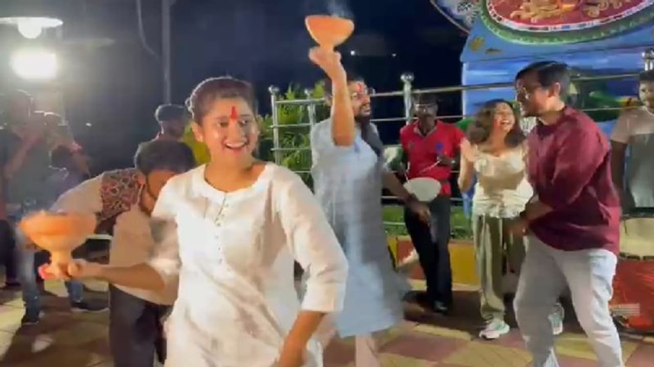 ধুনুচি নাচে সৌরভ, দিতিপ্রিয়া, ‘কলকাতা চলন্তিকা’ এ সামিল বং গাইও ধুনুচি নাচে সৌরভ, দিতিপ্রিয়া, ‘কলকাতা চলন্তিকা’ এ সামিল বং গাইও