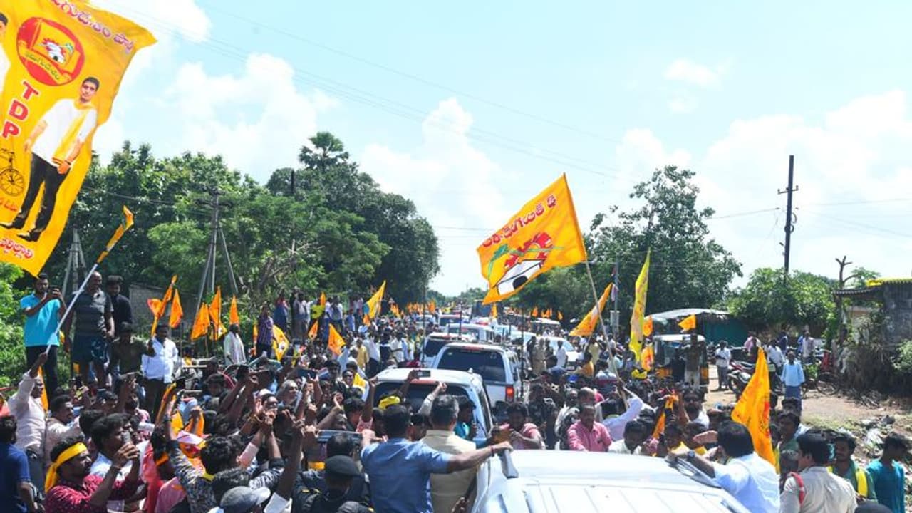 హైద్రాబాద్కు చంద్రబాబు, ర్యాలీ: టీడీపీ నేతపై కేసు నమోదు హైద్రాబాద్కు చంద్రబాబు, ర్యాలీ: టీడీపీ నేతపై కేసు నమోదు