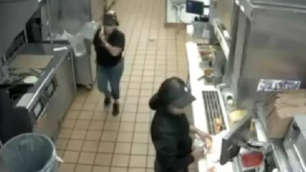 മാനേജർക്ക് ദേഷ്യം വന്നു, ഭക്ഷണം കഴിക്കാനെത്തിയവരുടെമേൽ ചൂടുവെള്ളമൊഴിച്ചു മാനേജർക്ക് ദേഷ്യം വന്നു, ഭക്ഷണം കഴിക്കാനെത്തിയവരുടെമേൽ ചൂടുവെള്ളമൊഴിച്ചു