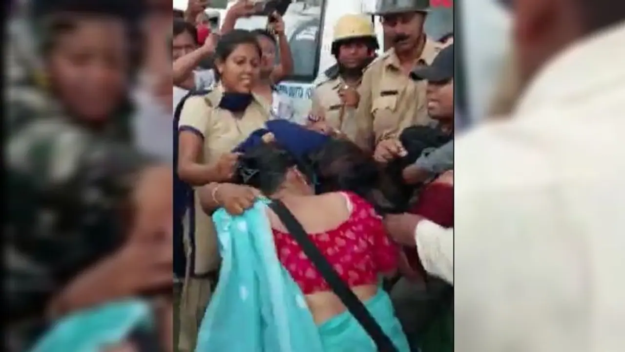 বিজেপির মহিলা বাহিনীর চুলের মুঠি ধরে টানাহেঁচড়া, সোশ্যাল মিডিয়ায় ক্ষোভে ফেটে পড়লেন দিলীপ ঘোষ বিজেপির মহিলা বাহিনীর চুলের মুঠি ধরে টানাহেঁচড়া, সোশ্যাল মিডিয়ায় ক্ষোভে ফেটে পড়লেন দিলীপ ঘোষ