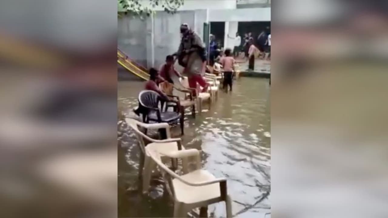 मथुरा: कुर्सियों का पुल बना जिम्मेदारी निभाने पहुंची शिक्षिका पर गिरी गाज, अनुपस्थित टीचरों पर कार्रवाई कब? मथुरा: कुर्सियों का पुल बना जिम्मेदारी निभाने पहुंची शिक्षिका पर गिरी गाज, अनुपस्थित टीचरों पर कार्रवाई कब?