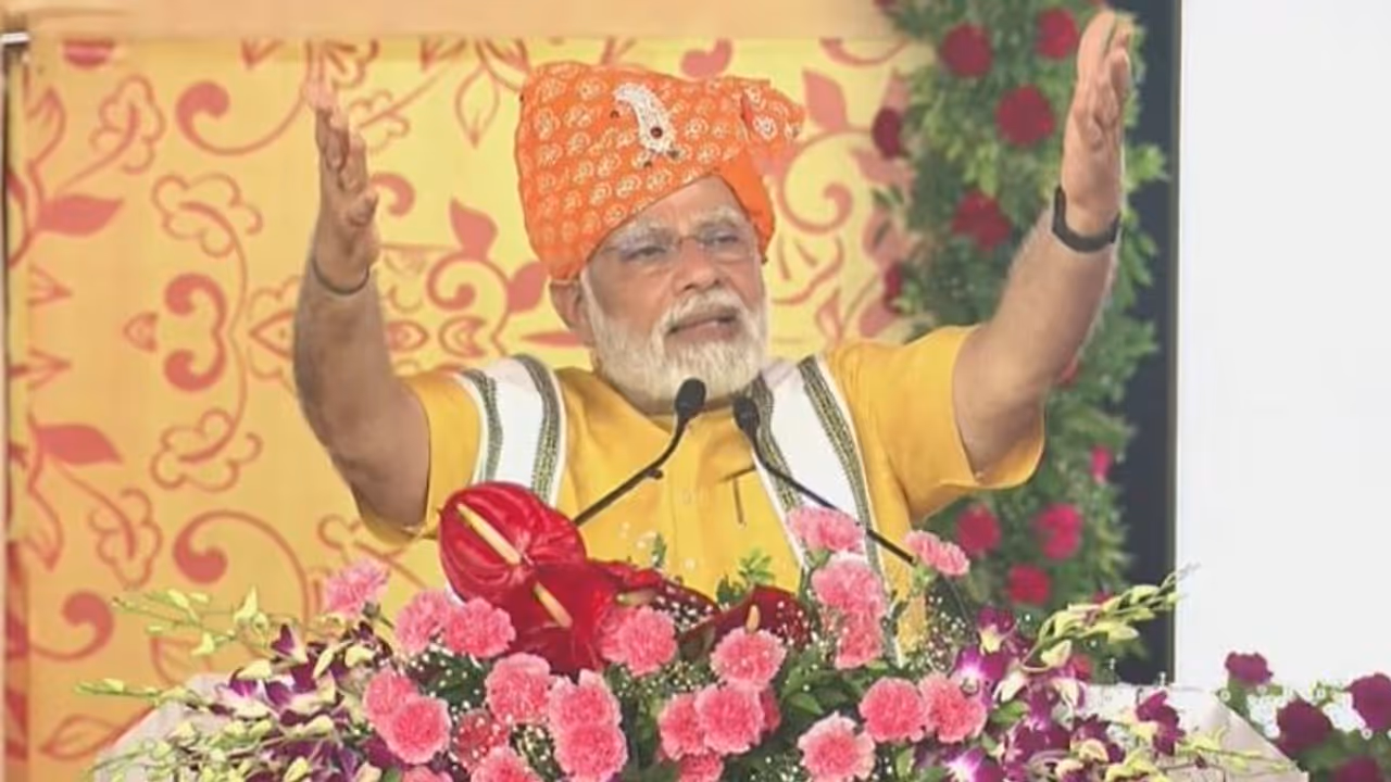 PM Modi ने गुजरात में साबर डेयरी प्लांट का किया उद्घाटन गुजरातियों से देश की शान के लिए किया एक आग्रह PM Modi ने गुजरात में साबर डेयरी प्लांट का किया उद्घाटन गुजरातियों से देश की शान के लिए किया एक आग्रह