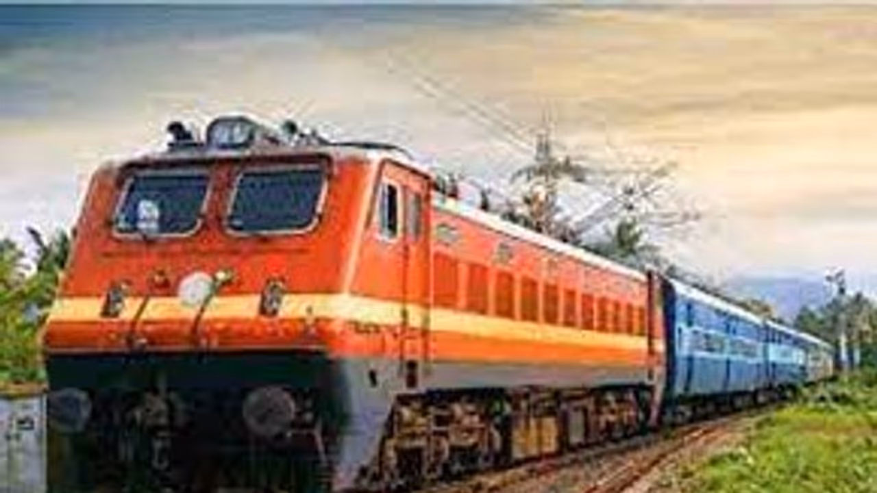 கர்நாடகாவில் ரயில் மோதி கல்லூரி மாணவி பலி: மைசூரு ஹாசன் நெடுஞ்சாலையில் மாணவர்கள் போராட்டம்: தீவைப்பு