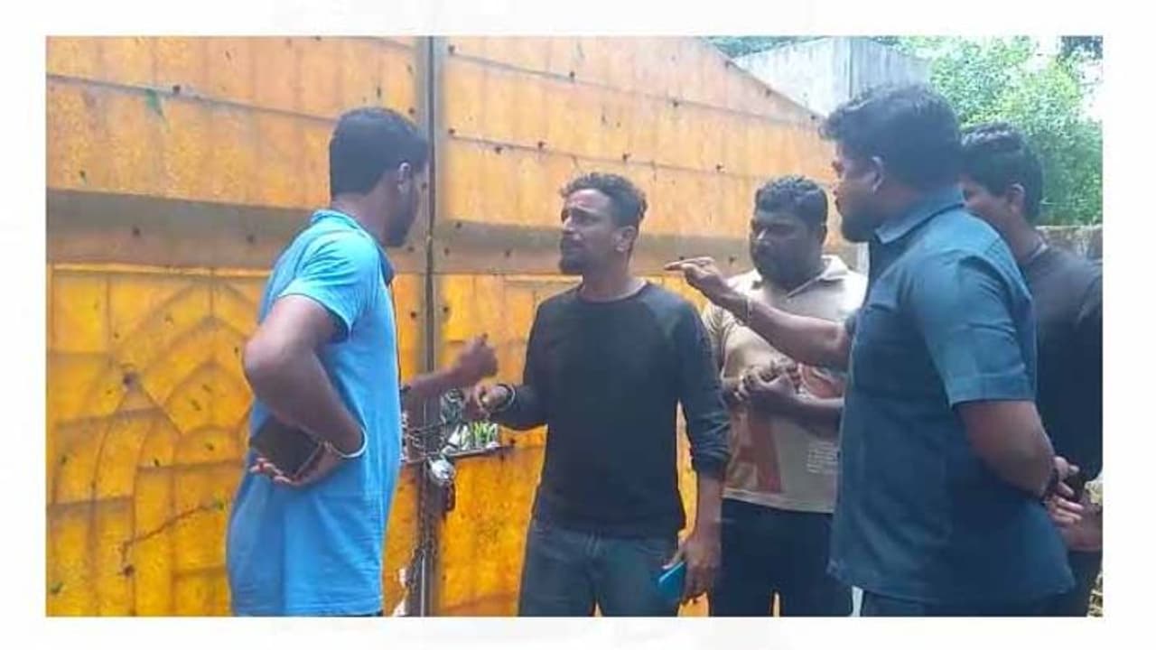 కాకినాడలో కేఏపాల్ కు చేదు అనుభవం: పాల్ కార్లను దాచి పెట్టిన రత్నకుమార్