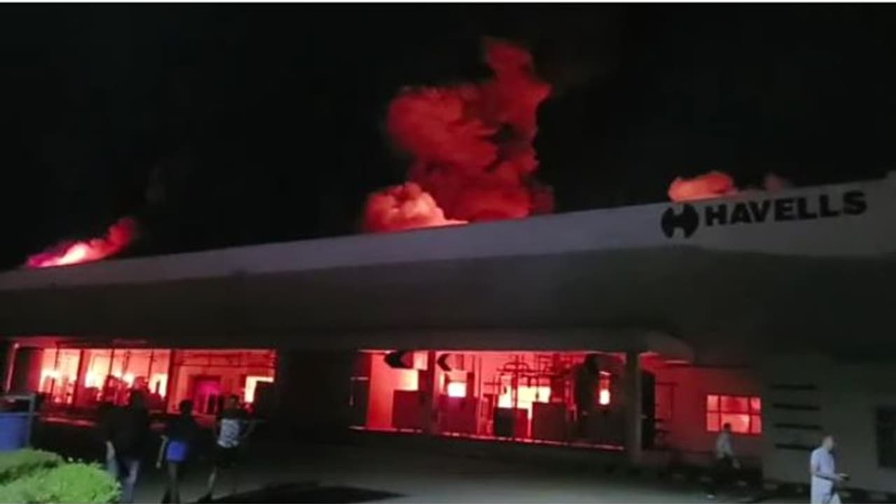 राजस्थान में हैवेल्स कंपनी के कारखाने में लगी बड़ी आग, बुझाने के लिए दूसरे राज्य से भी मांगना पड़ी मदद राजस्थान में हैवेल्स कंपनी के कारखाने में लगी बड़ी आग, बुझाने के लिए दूसरे राज्य से भी मांगना पड़ी मदद