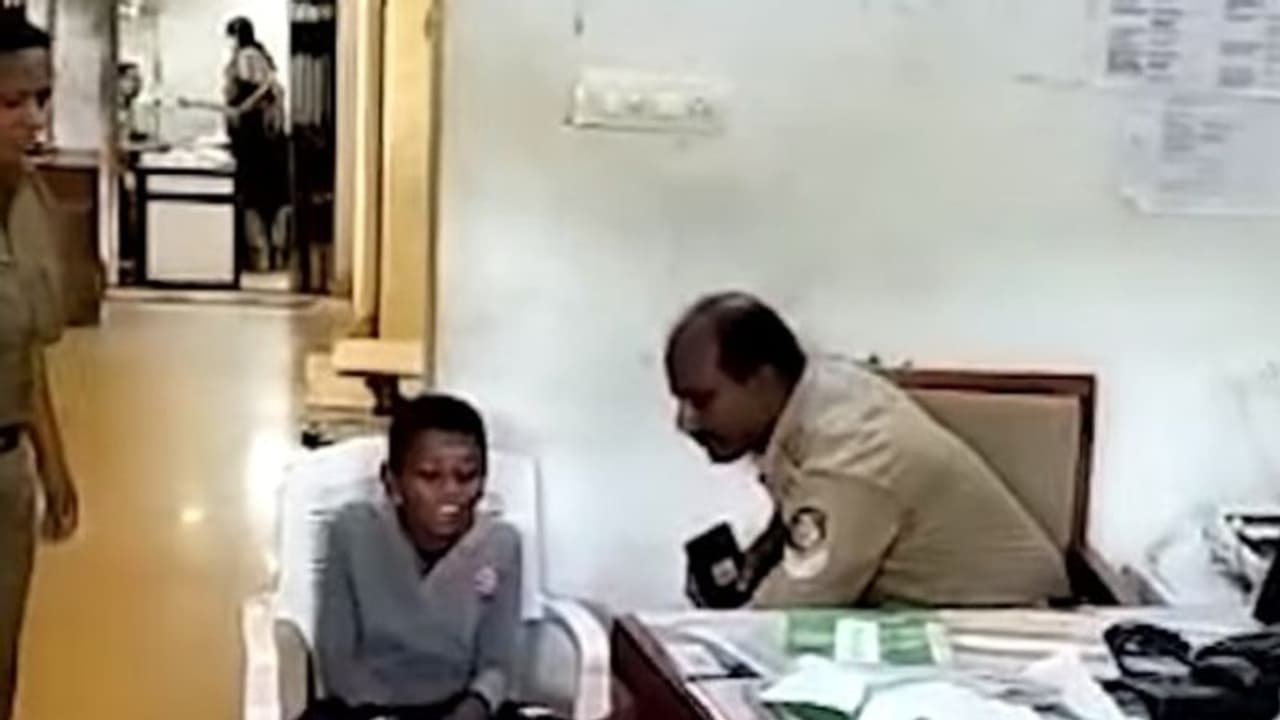 'പൊലീസ് സ്റ്റേഷനിൽ കയറി പാടാൻ കഴിയുമോ സക്കീര്‍ ഭായ്ക്ക്?'