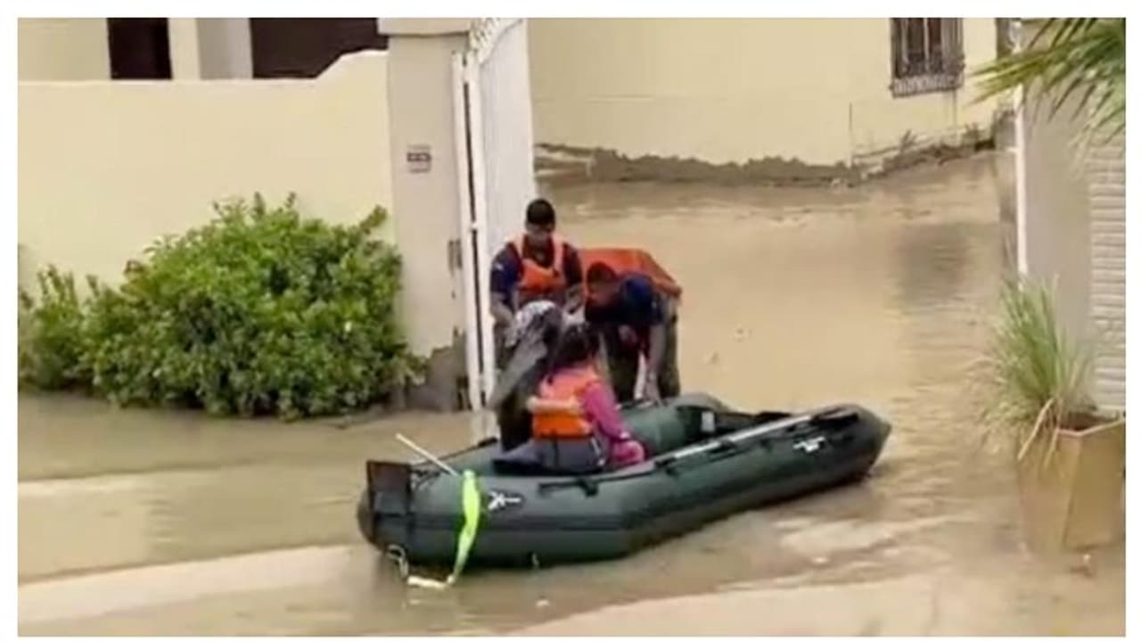 കനത്ത മഴ; യുഎഇയില്‍ വെള്ളപ്പൊക്കത്തില്‍ കുടുങ്ങിയ കുടുംബത്തെ രക്ഷപ്പെടുത്തി